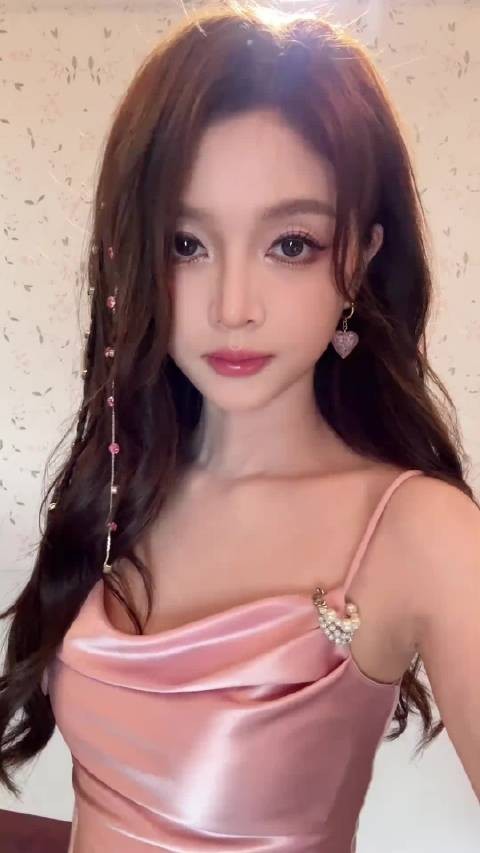 吴宣仪翻跳ian进行曲粉色造型亮眼