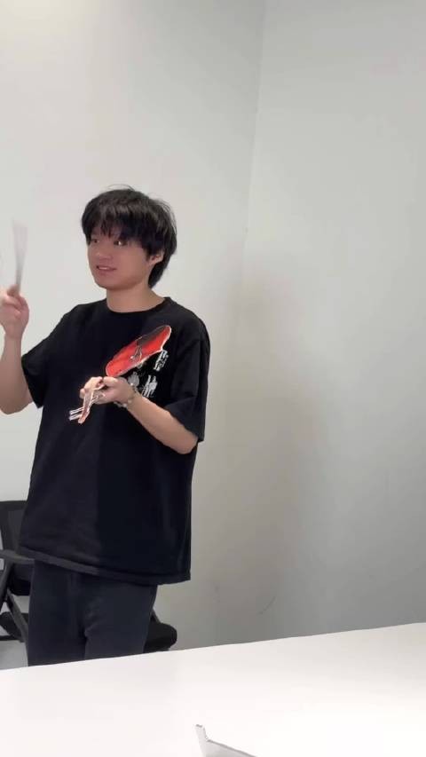 超折叠2D小提琴的演奏方式确实与众不同 别人靠拉,生子靠打 AG超玩会