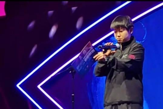 孙颖莎调节话筒熟练淡定