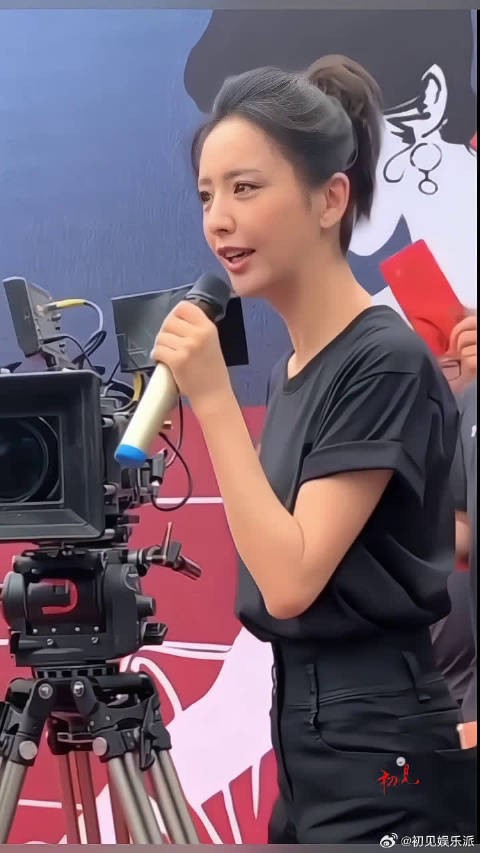 开机仪式,佟丽娅一路小跑,现场擦汗