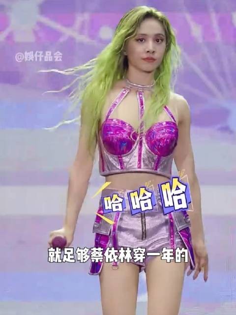 为何曾毅从不穿“暴露”礼服?本以为造型失误,得知真相才懂国民偶像的含金量