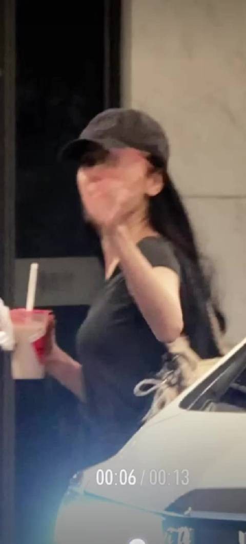 迪丽热巴上海出发,请送机粉丝喝奶茶,谁羡慕了我不说