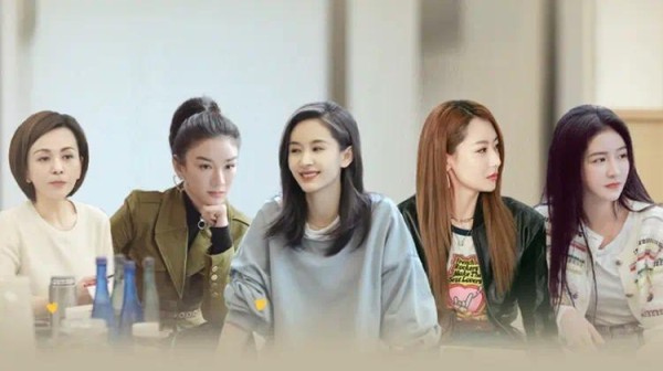 38岁王子文和儿子手拉手露面，12岁豆芽身高赶上妈，气质憨厚随父
