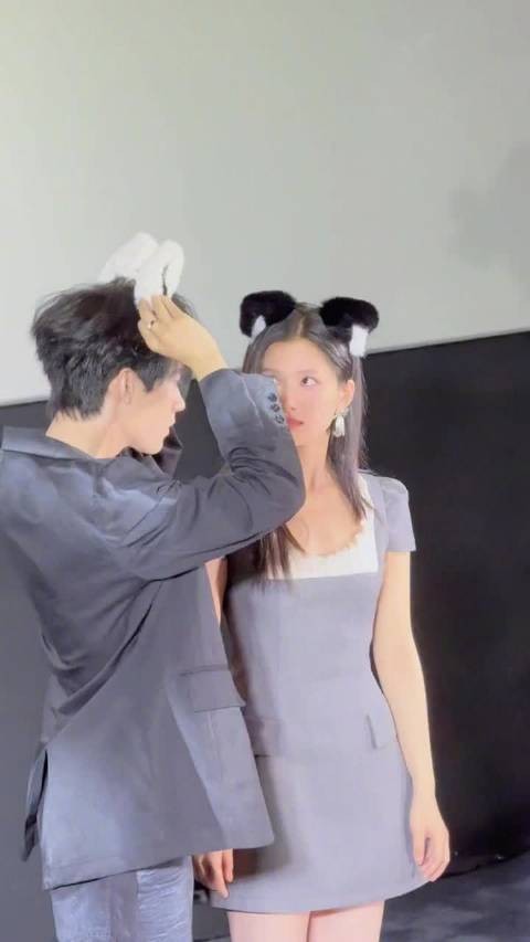 “手也不牵一个” 张婧仪周翊然好像被班上同学起哄的小情侣啊！