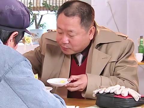 他俩吃饭，我都看饿了