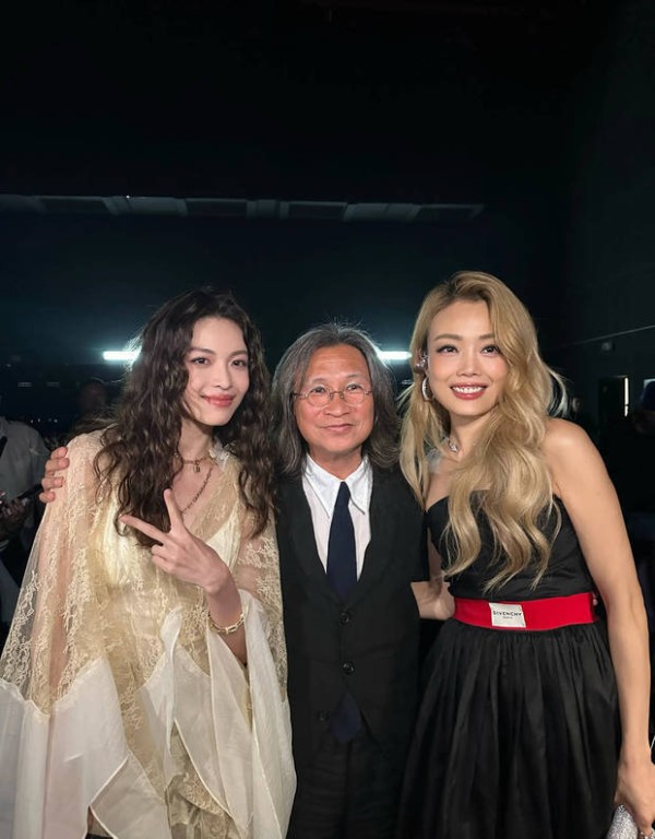 钟楚曦晒“近期幕后记录”！与陈可辛容祖儿同框笑出感染力