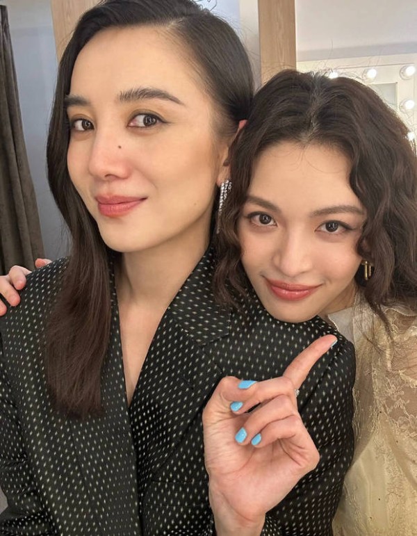 钟楚曦靠在宋佳的肩膀上，有种小鸟依人的既视感。
