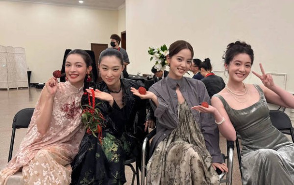 钟楚曦与欧阳娜娜等人在活动后台合影。