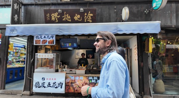 上影节｜国际影人的胶片里，这座城市在“悄声沸腾”