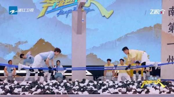 郑恺李昀锐倒挂顶牛争夺安慕希