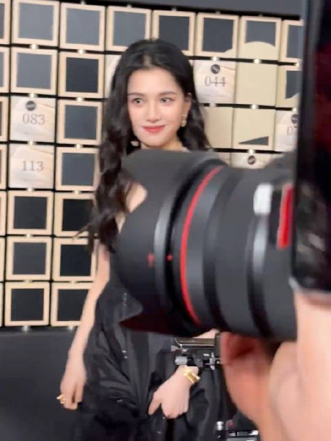 女星黑裙深V造型引热议，长发优雅展现魅力