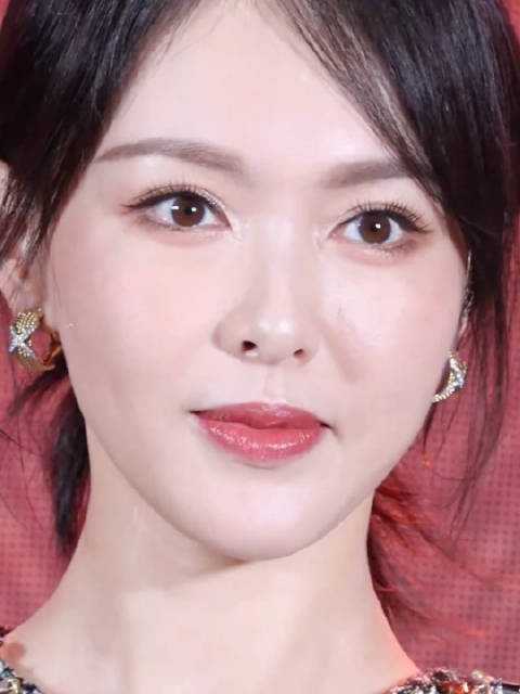 42岁唐嫣与43岁阿娇同框比美，少女感十足