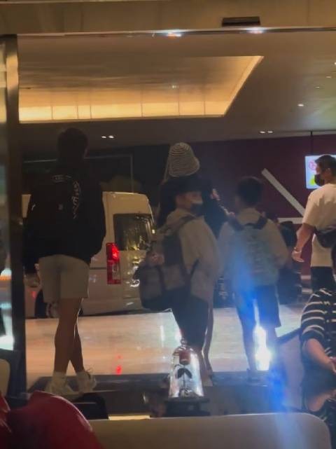 陈若仪携三子现身，15岁kimi身高超妈妈