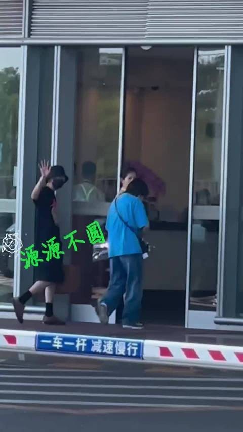 王源白发造型亮相，启程宇宙狂欢三巡演唱会