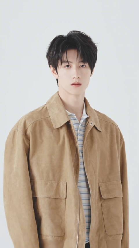 朱志鑫亮相Prada大秀演绎三套造型