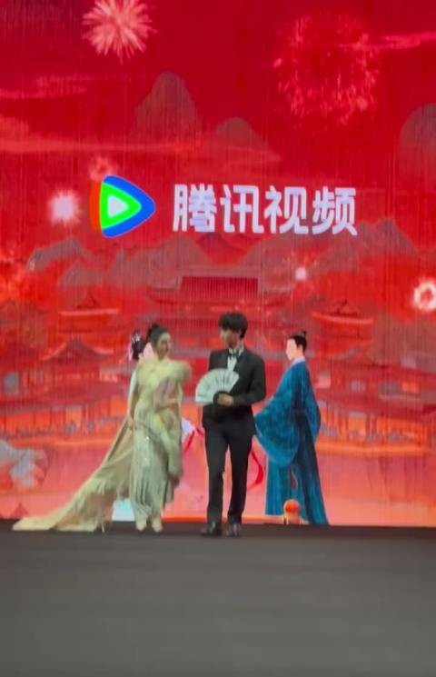 宋祖儿 陈鑫海《表妹万福》红毯生图,这对怎么样?