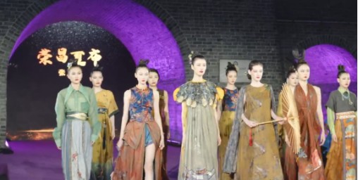 夏布时装秀（图片来源：新华网视频截图）