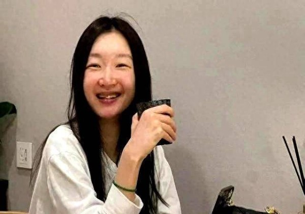 33岁周冬雨素颜暴击热搜！镜头怼到毛孔的勇气，治好我的容貌焦