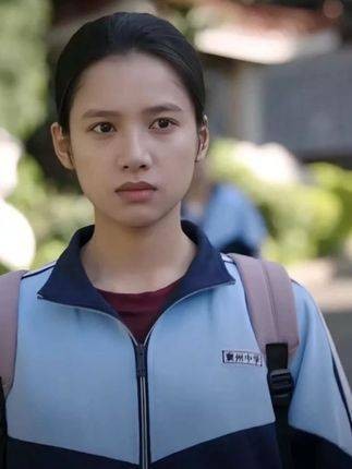 女生才刚踏出校园门口，便撞见了一个街头混混
