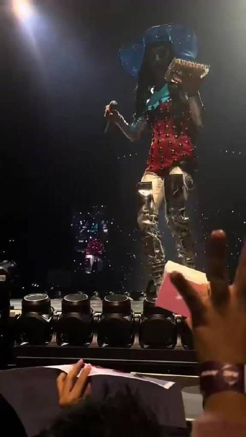 水果姐演出中打飞粉丝递的labubu并大喊拒绝