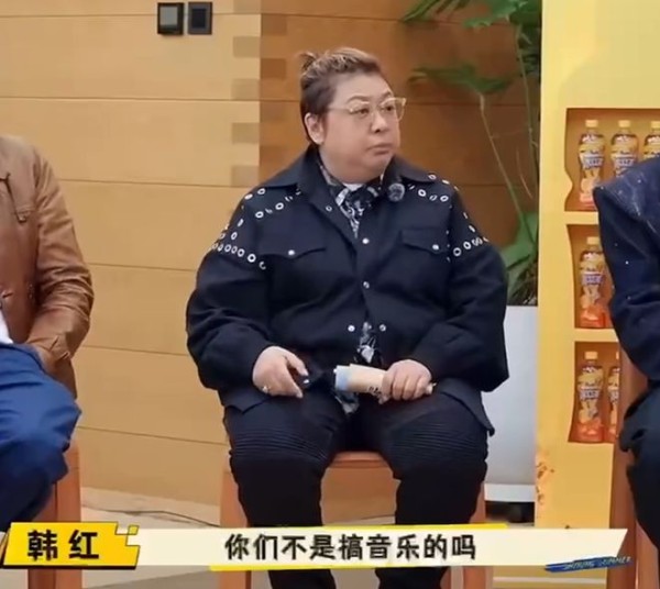 唱的不好是真骂呀，韩红综艺现场发火：歌手连节拍都要耳机提醒？