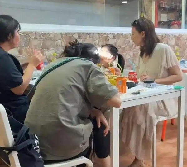 高圆圆母女国外吃麻辣烫！6岁女儿脸黑似赵又廷，美貌未遗传？