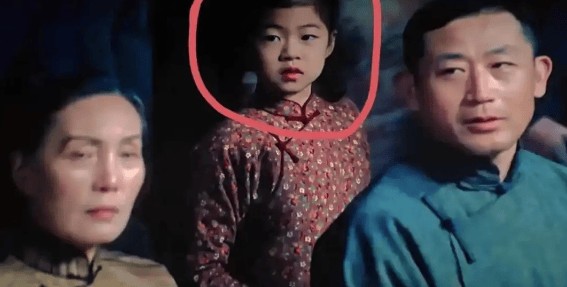 章子怡女儿客串新电影，9岁醒醒遗传了妈妈的好演技，这长相可真像汪峰