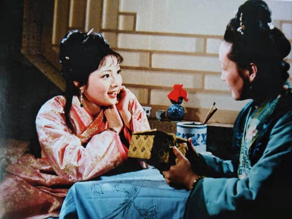 宝钗参加选秀落选后，薛姨妈为何大张旗鼓的送宫花？