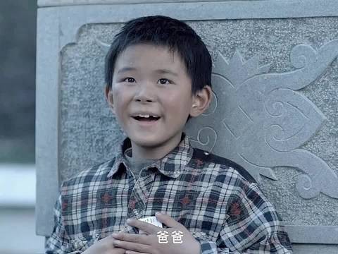 小男孩拾金不昧被富豪奖励，不料父亲却以为是他偷来的，结果悲剧了