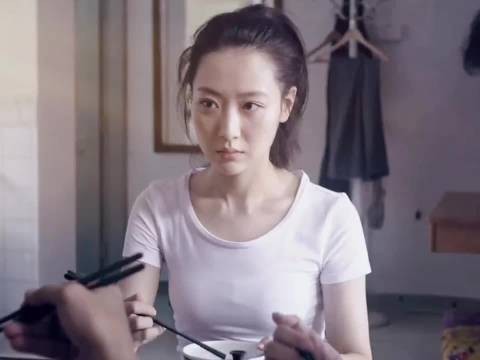 女孩被养父欺负多年，最后忍无可忍霸气反击