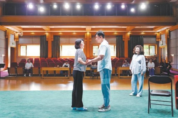 新编现代京剧《野火春风斗古城》八月首演