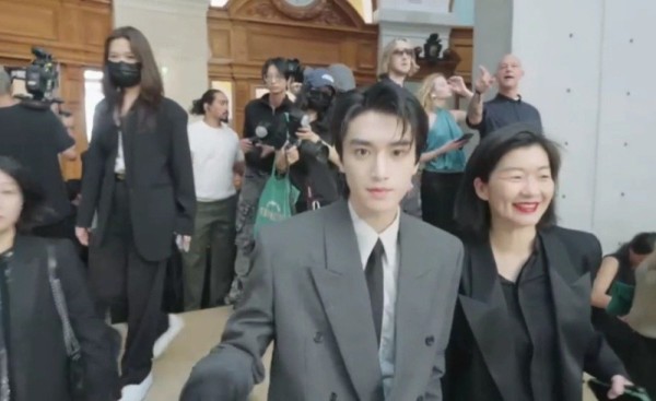 张康乐巴黎男装秀直播镜头 好直观的帅脸