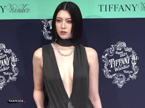 日本超模三吉彩花出席代言品牌活动，这套礼服真的是太美了