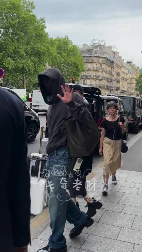 张康乐结束巴黎时装周回国,牛仔裤卫衣造型时尚
