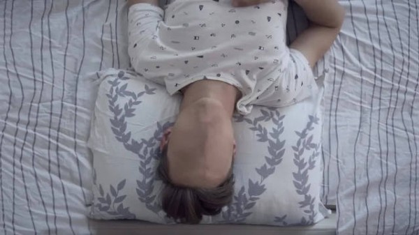 很有《黑镜》味的科幻惊悚短片《面具》