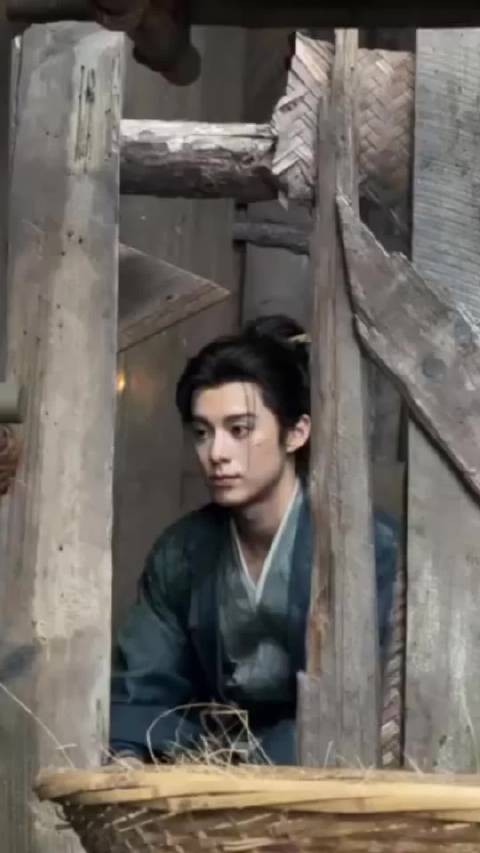 夫何瑰逸之令资,独旷世以秀群