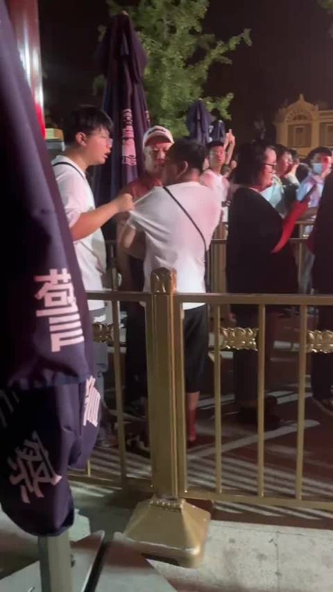 网友：人家都在排队，为什么要插队，真不自觉，支持你小伙子