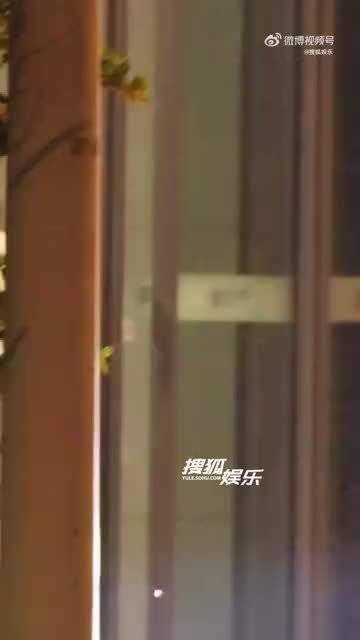 章若楠上海到达路透，休闲穿搭诠释舒服自在