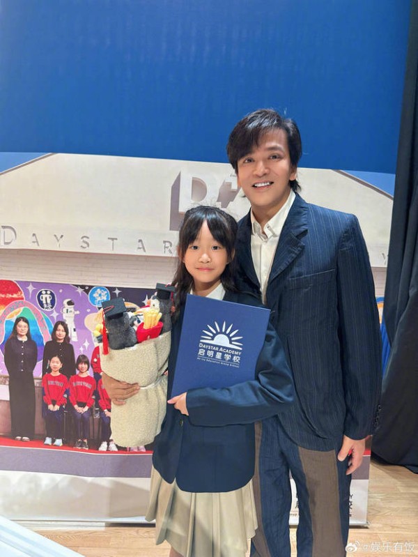 陈晓东和女儿以及毕业证书一起拍照。