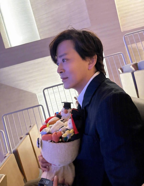 陈晓东和记忆力演唱《心有独钟》《比我幸福》时一样帅气。