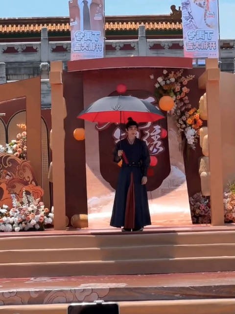 丁禹兮横店开机清唱答谢粉丝，提醒防暑超话再见