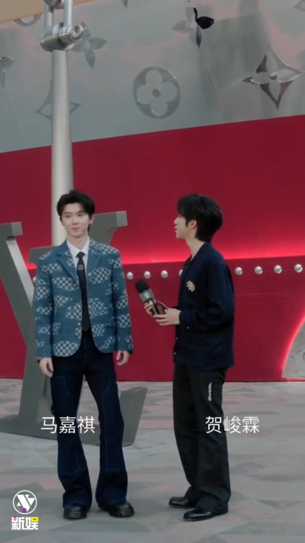贺峻霖主持采访时代少年团，成员分享旅行趣事