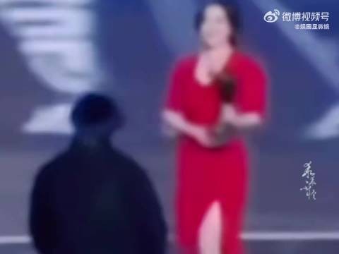 考古到刘晓庆和导演田沁鑫互动, 网友辣评:“刘晓庆想亲脸,人家把嘴递上了”