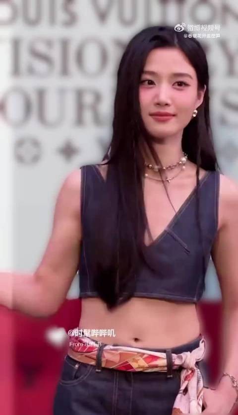 卢昱晓现身上海LV大秀,瘦身效果显著气质大变