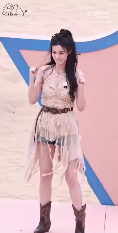 一身美拉德风造型登场，一顿热舞太美了，眼睛都挪不来啦！