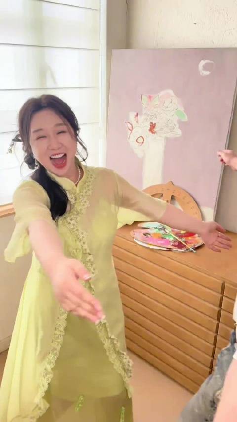傅首尔与儿子合拍视频,多乐身高超妈妈一头