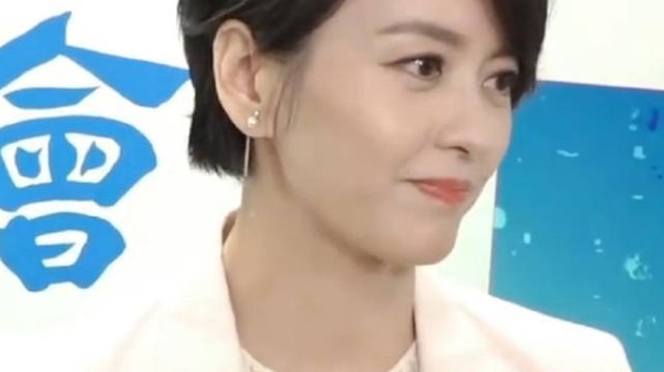 近日,梁咏琪在活动采访时恭喜郭富城第三次当爸,她笑称:“郭富城好劲!”