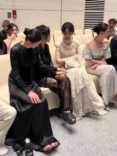 宋佳闫妮超绝松弛感!姐姐们在白玉兰也是演起小品来了