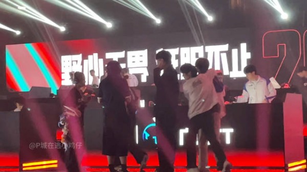 今日份榜一榜二贴贴 Suk:猫猫?我来套猴子啦