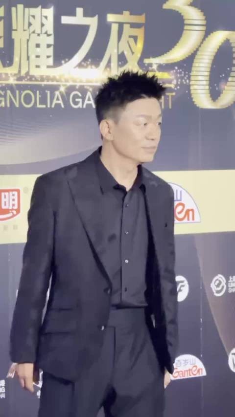 童瑶为白玉兰奖得主王宝强张若昀颁奖